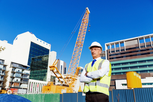 建筑工地的工程师建设者建筑工程师施工场景穿着安全背心